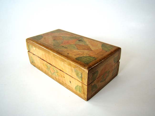 A boxed collection of 78 George III brass Gambling tokens dated 1790 with their original sycamore box. — image 4